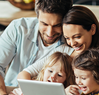 Familie auf digitalem Tablet