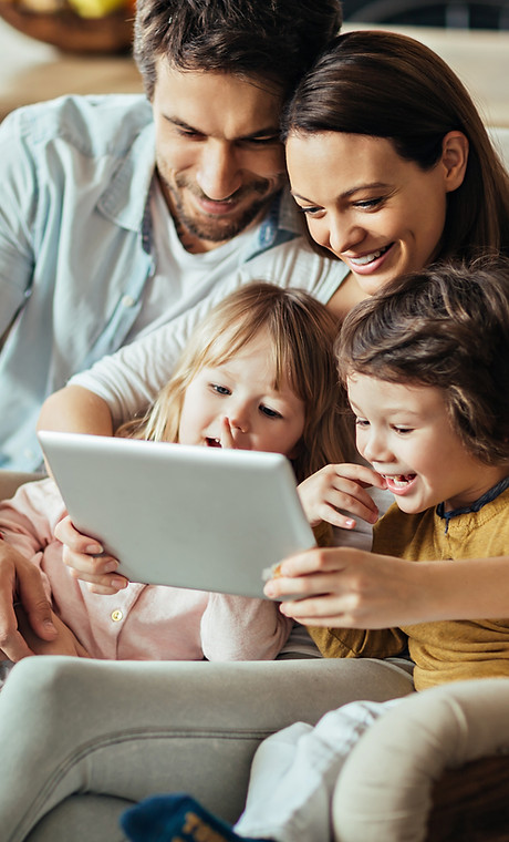 Familie på digital nettbrett