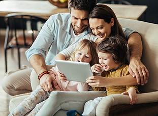Familie auf digitalem Tablet