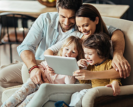 Familia en tableta digital