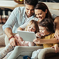 Сім'я на цифровому планшеті