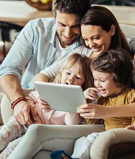 Familie bruger tablet