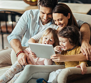 Familia en tableta digital