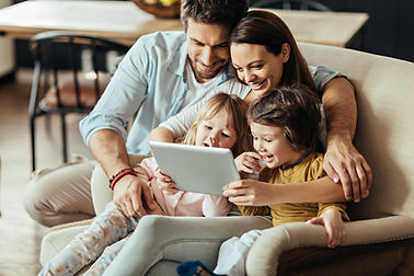 Familie auf digitalem Tablet
