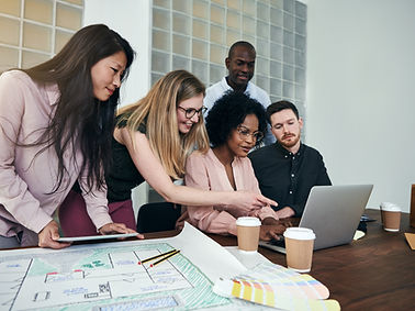 Diseñadores mirando la computadora y a quien está dirigido Agile Product Management