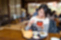 和食を食べる女性