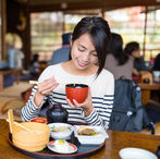 和食を食べる女性