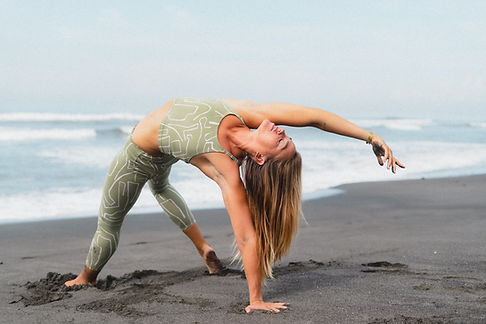 Pose de yoga sur la plage
