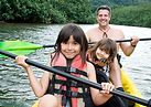 Actividad de descenso en canoa para familias en el occidente de Asturias.