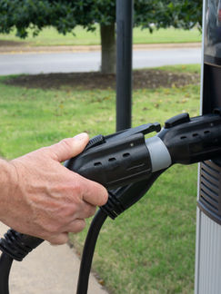 Eletromobilidade avança no Brasil, mas infraestrutura de carregamento ainda é desafio