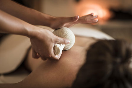 Massage aux compresses d'herbes