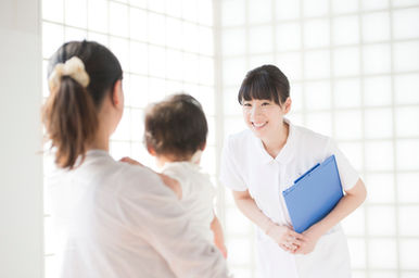 看護師と親子（赤ちゃん）
