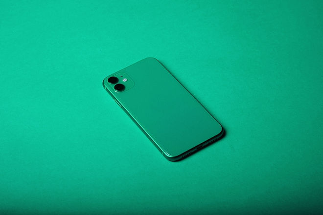 Celular e fundo verde