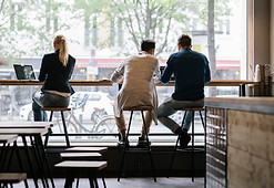 clients connectés dans un café