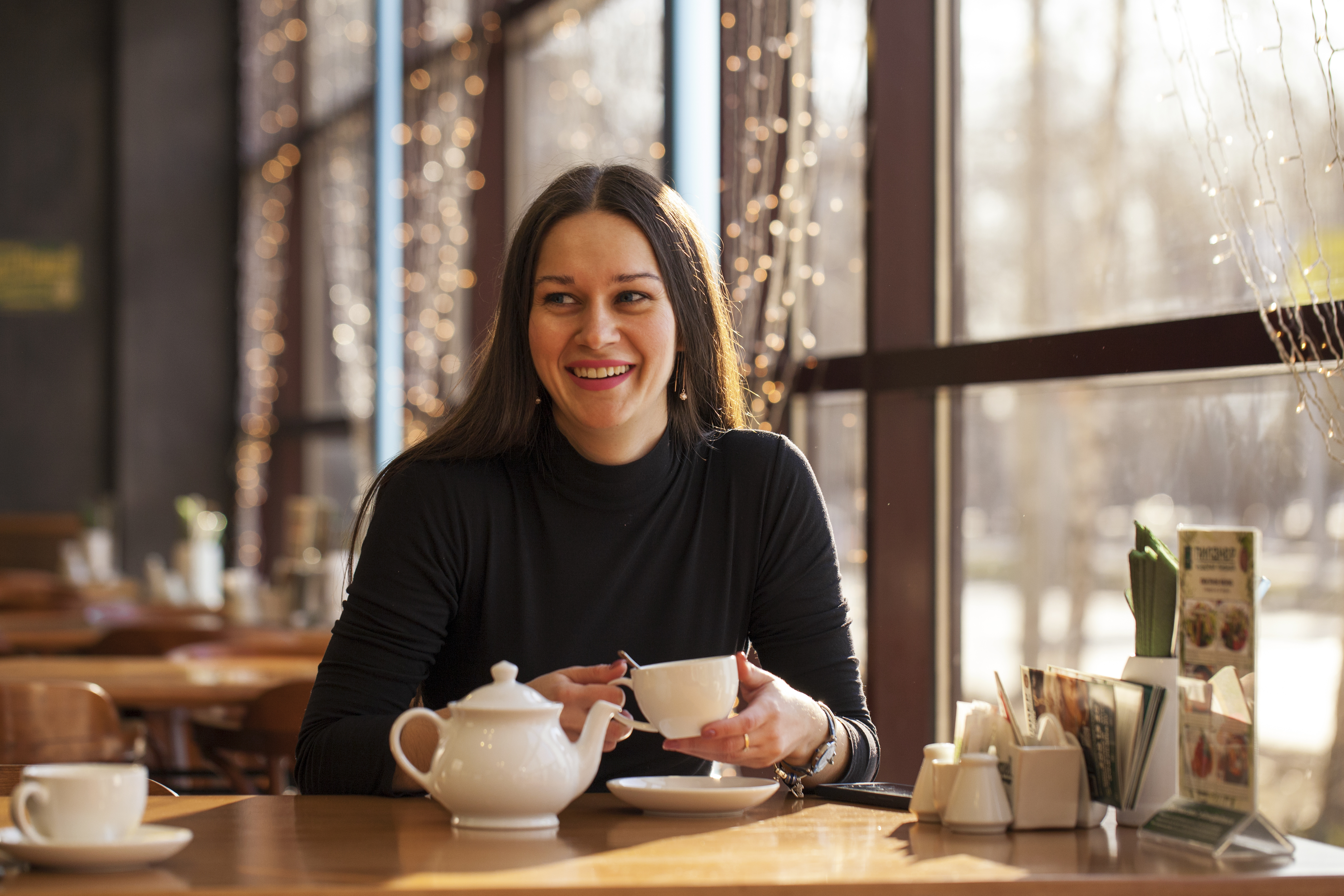 Tomar chá em um café