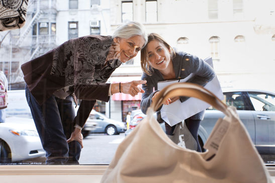 Gemeinsam einkaufen: Ihr privater Concierge plant und begleitet Sie bei Einkäufen in Zürich, Rapperswil etc., Marlene Bossart, Ihr Concierge am Zürichsee, und Bezirk Meilen