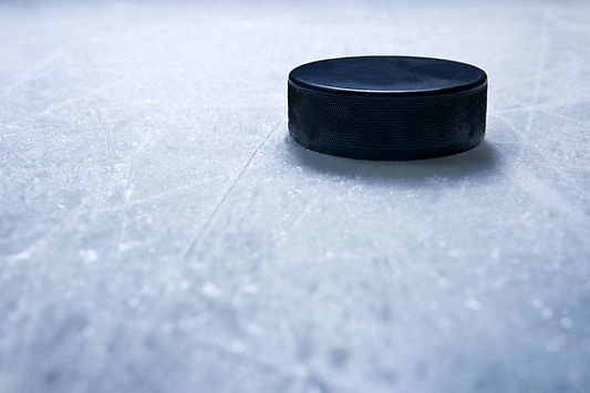 Gros plan sur une rondelle de hockey