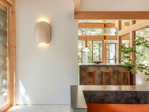 modernes Wohnzimmer mit vielen Fenstern