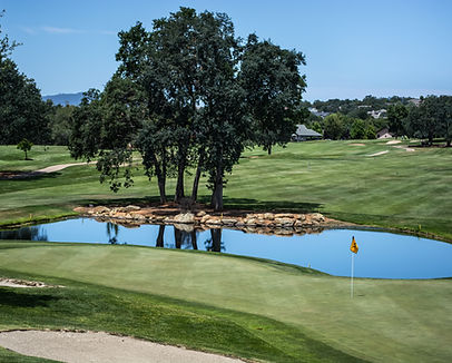 Campo de golfe com lago