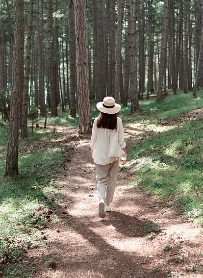 Mulher caminhando na floresta