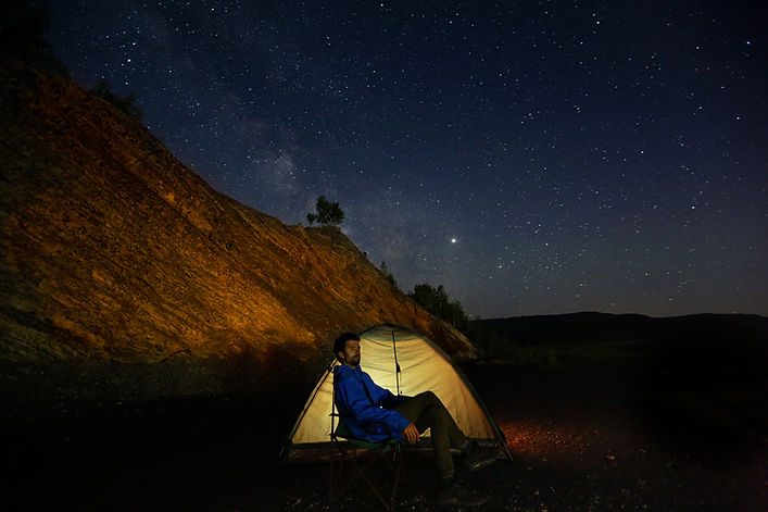 Camper fuera de una carpa