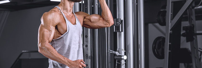 Hombre Mascular en Gimnasio