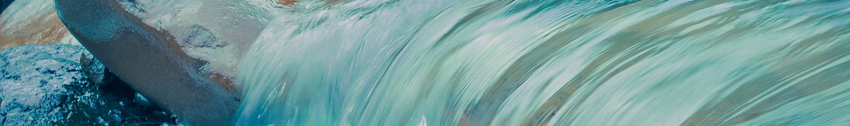 Arroyo del río que fluye