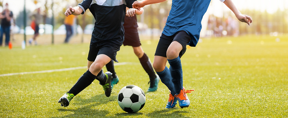 Jugando fútbol