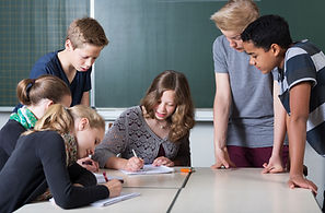 adolescents en cours d'anglais