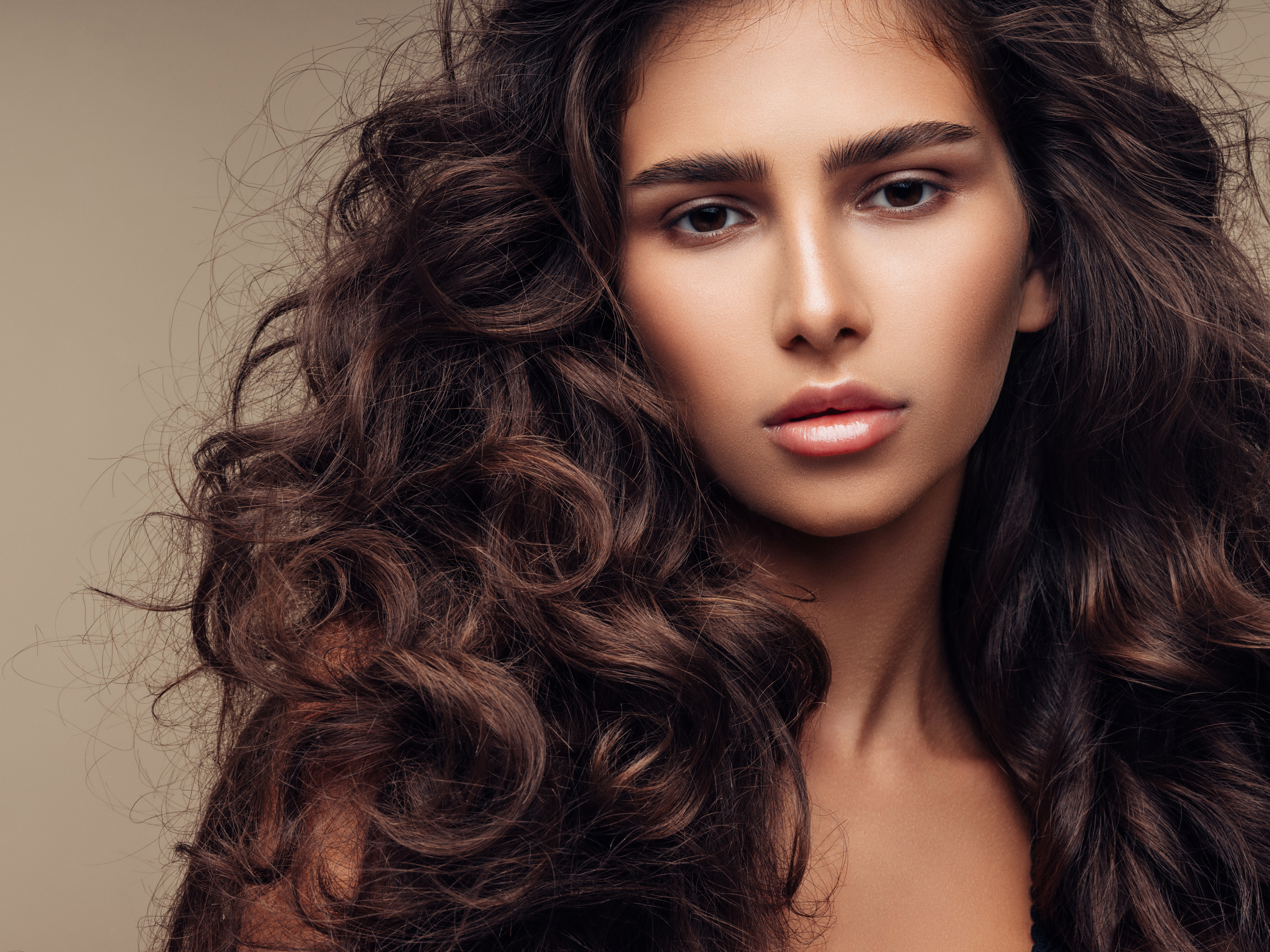 Cabelo cacheado exuberante