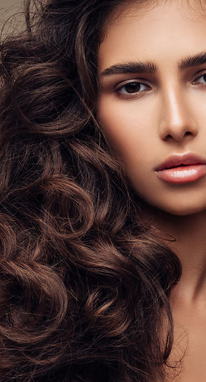 Mujer con cabello rizado