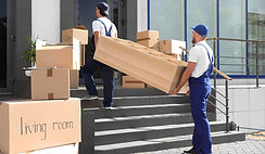 Movers que llevan la unidad de estanterí