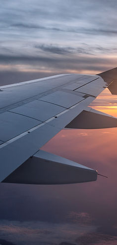 Tramonto dalla finestra dell'aeroplano