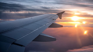 Pôr do sol da janela do avião