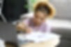 Fille écrivant des notes