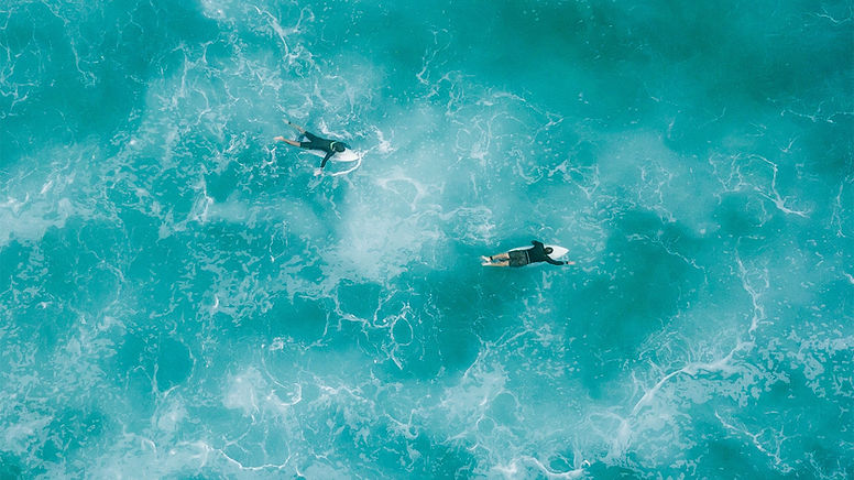Vue aérienne des surfeurs