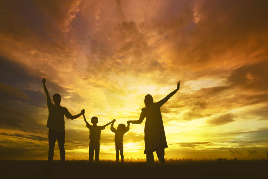 Siluetas familiares al atardecer