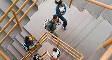 Élèves dans les escaliers