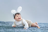 Bébé rampant avec des oreilles de lapin