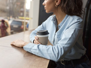 Blog zapis o osamljenosti, globokem čutenju in ustvarjanju brez pritiska, namenjen empatičnim ljudem, ki iščejo smisel.