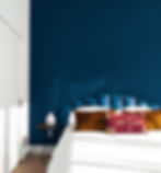 Schlafzimmer in dunklen Blau- und Rottönen