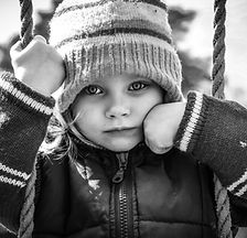 Enfant sur une balançoire