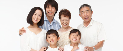 笑顔の三世代家族
