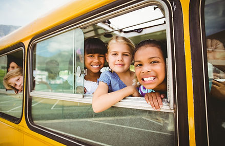 Enfants en autobus scolaire