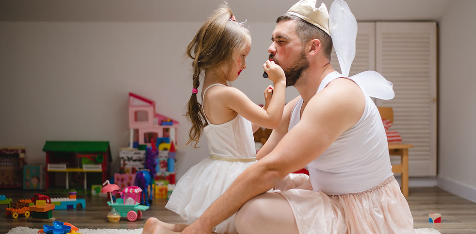Un padre jugando con su hija