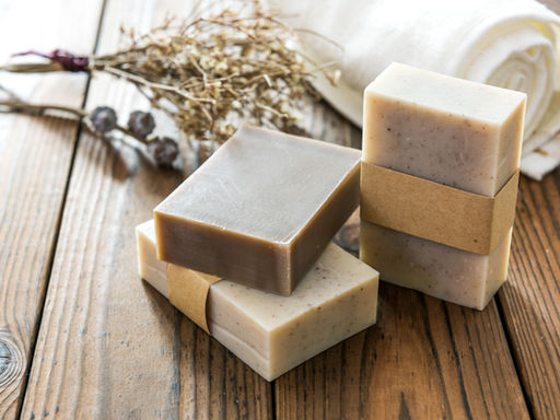 חיבוק של טבע: לגלות את הקסם והבריאות שבסבון טבעי בעבודת יד