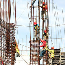 Operários da construção civil escalando