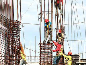 Trabajadores de la construcción en el sitio