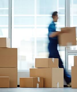 段ボールを運ぶ男性