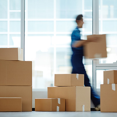 Mann mit einer Box